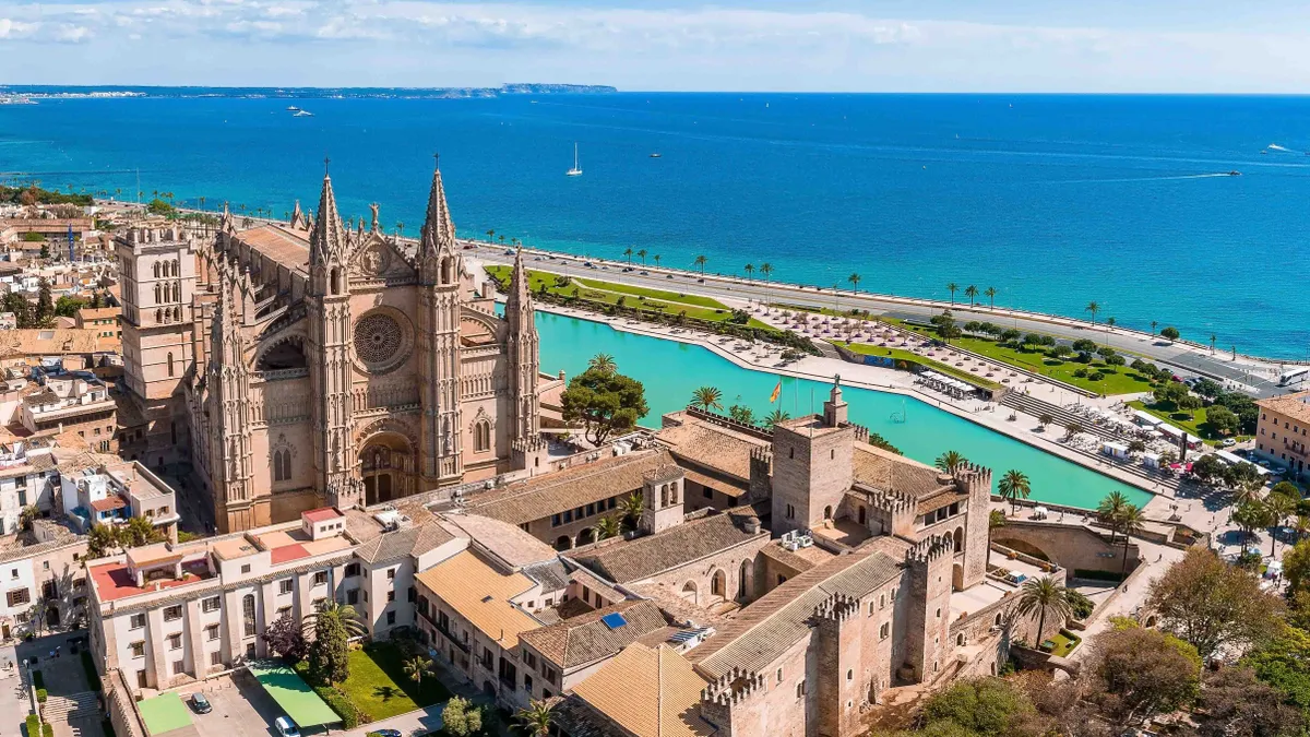 Spanyolország, Aerial view of La Seu, the gothic medieval cathedral of Palma de Mallorca in Spain