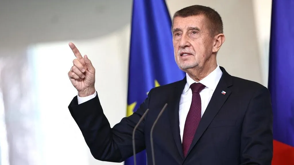 Andrej Babis pedig még a budapesti útját is megszakította a történtek miatt