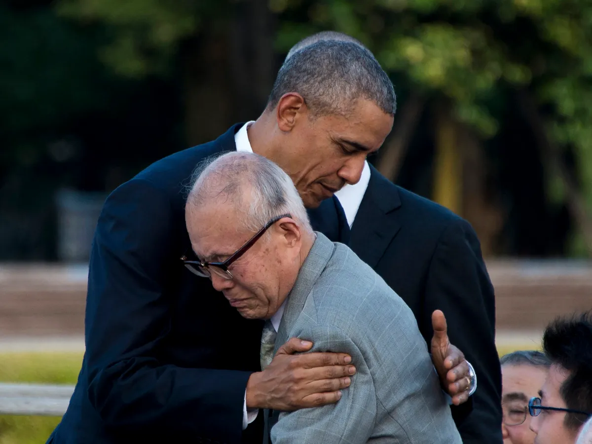 Barack Obama és a hirosimai atombomba túlélője, Mori Szigeaki megható ölelése 2016-ban bejárta a világsajtót.
