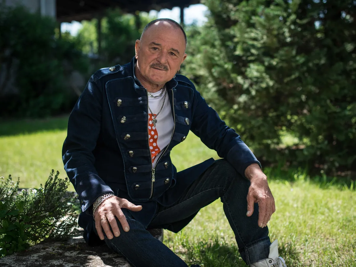 A Kossuth-díjjal idén kitüntetett Nagy Feró énekes, zeneszerző, dalszövegíró, a Beatrice és az Ős-Bikini frontembere őrbottyáni otthonában 2021. május 27-én.
MTI/Cseke Csilla