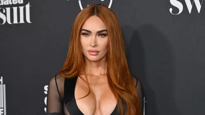 Meredező bimbókkal, cérnatangában mutogatja magát a dögös színésznő – fotó