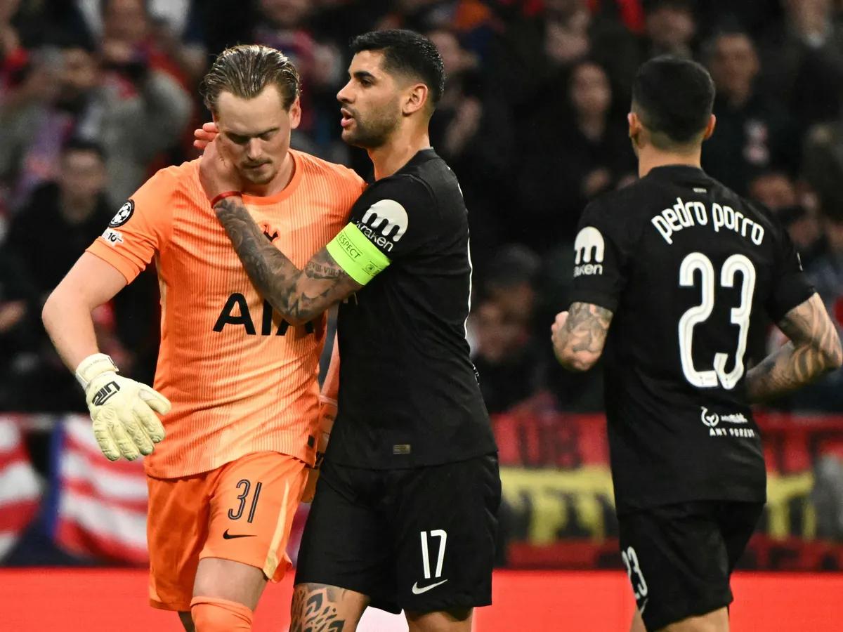 Tottenham Hotspur's Argentinian defender #17 Cristian Romero conforts Tottenham Hotspur's Czech goalkeeper #31 Antonin Kinsky after his substitution during the UEFA Champions League last 16 first leg football match between Club Atletico de Madrid and Tottenham Hotspur at Metropolitano Stadium in Madrid on March 10, 2026. (Photo by Javier SORIANO / AFP)