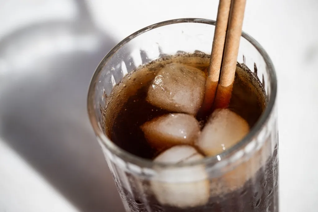 kóla PRODUCTION - 24 August 2023, Berlin: Paper straws stuck in a glass of lemonade. Photo: Sebastian Christoph Gollnow/dpa (Photo by Sebastian Gollnow / dpa Picture-Alliance via AFP)