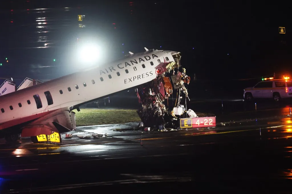 repülőgép-baleset, NEW YORK, NEW YORK - MARCH 23: An Air Canada Express plane sits on the tarmac after it collided with a fire truck on the tarmac at LaGuardia Airport on March 23, 2026 in New York City. The plane had landed from a flight from Montreal. Spencer Platt/Getty Images/AFP (Photo by SPENCER PLATT / GETTY IMAGES NORTH AMERICA / Getty Images via AFP)
