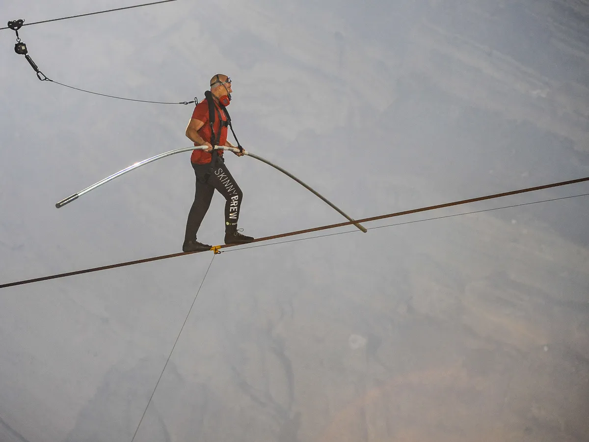 Nik Wallenda 31 percen át sétált az aktív Masaya-vulkán felett – a lába alatt 1100 fokos lávató fortyogott.