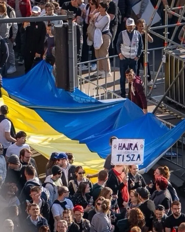 Hatalmas ukrán zászló virít a Tisza nemzeti menetén 