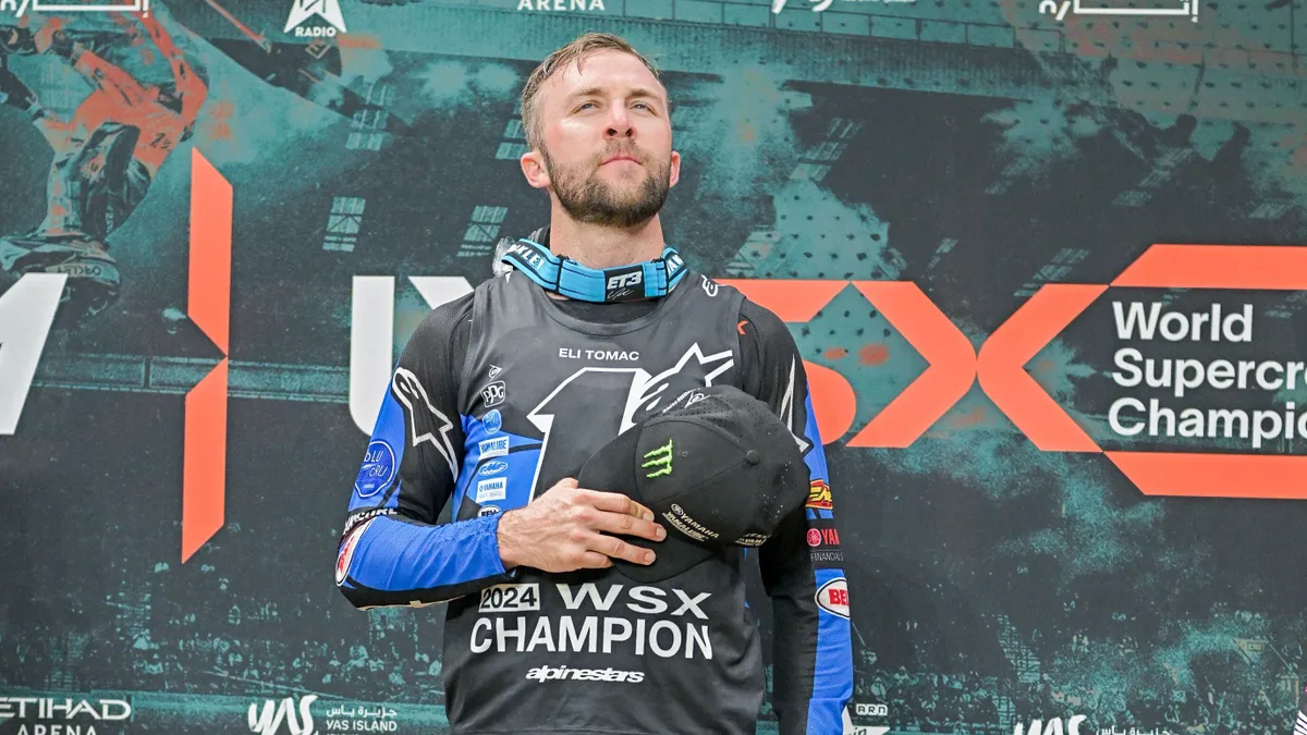 A sztárversenyzőn röhög a világ: a saját fogát verte ki a trófeával – videó