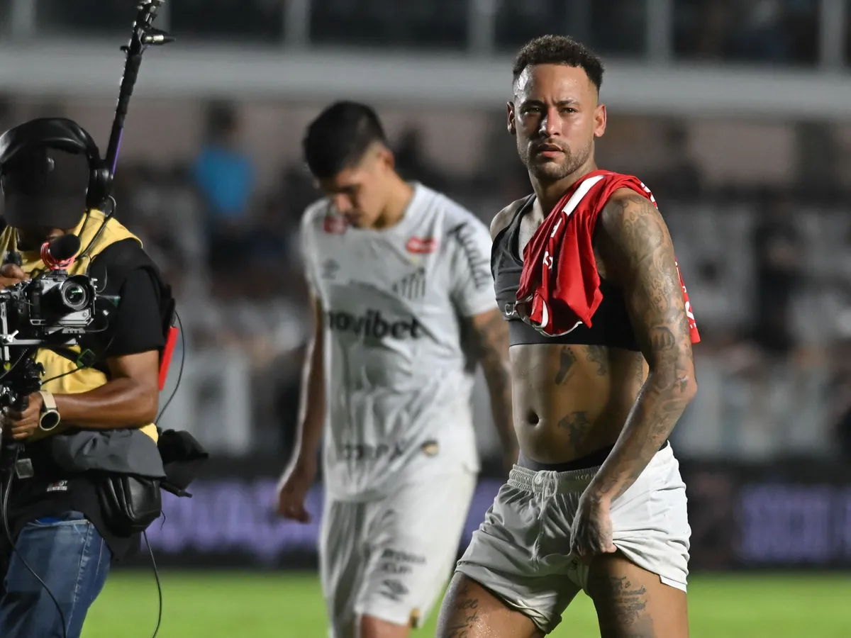 SP - SANTOS - 03/18/2026 - BRAZILIAN CHAMPIONSHIP A 2026, SANTOS x INTERNACIONAL - Neymar Jr., Santos player, laments defeat at the end of the match against Internacional at Vila Belmiro stadium for the Brazilian Championship A 2026. Photo: Jota Erre/AGIF (Photo by Jota Erre / AGIF via AFP)