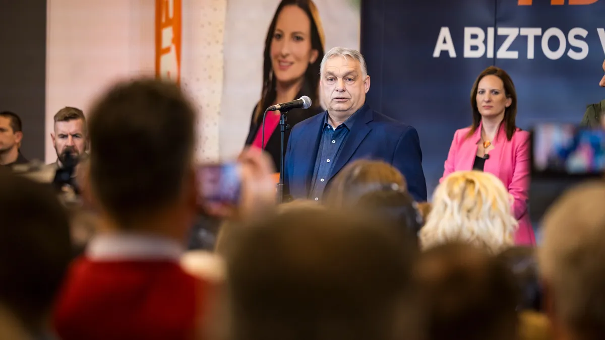 Balatonfüred, 2026. március 10.
A Miniszterelnöki Kommunikációs Főosztály által közreadott képen Orbán Viktor miniszterelnök, a Fidesz elnöke beszédet mond országjárásának balatonfüredi állomásán 2026. március 10-én.
MTI/Miniszterelnöki Kommunikációs Főosztály/Kaiser Ákos