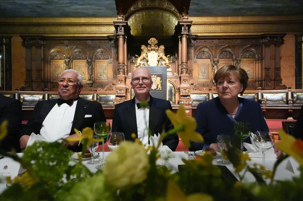 A vacsora díszvendégei: António Costa, Peter Tschentscher és Angela Merkel