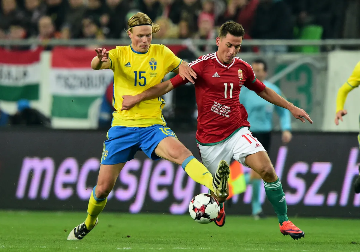 Sweden's Oscar Hiljemark (L) vies with Hungary's Krisztian Nemeth (R) during the friendly football match Hunhgary vs Sweden in Budapest, on November 15, 2016. (Photo by ATTILA KISBENEDEK / AFP)