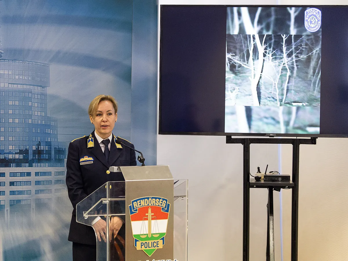 A Pest Vármegyei Rendőr-főkapitányság által szervezett

sajtótájékoztatóra.

A sajtótájékoztatót tartja: Dr. Tomsits Tulipán r. alezredes, a Pest Vármegyei Rendőr-főkapitányság bűnügyi rendőr-főkapitány helyettese

Időpont: 2026. március 3. (kedd) 10:00 óra

Helyszín: Rendőrségi Igazgatási Központ – Sajtóterem

Budapest, Teve utca 4-6.

További információ: Beluzsárné Belicza Andrea r. alezredes (+ 36/ 20-444-13-29)

Eltűnésnek indult egy ceglédberceli eset, emberölés lett belőle. Az előzményekről és az ügy részleteiről ad tájékoztatást Dr. Tomsits Tulipán r. alezredes.