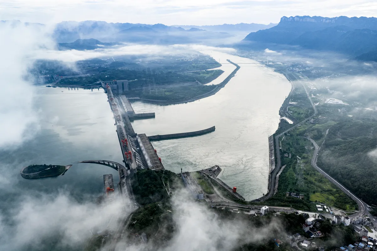 A Kínában található Három-szurdok-gát hatalmas víztömege miatt mérhetően megváltoztatta a napok hosszát
