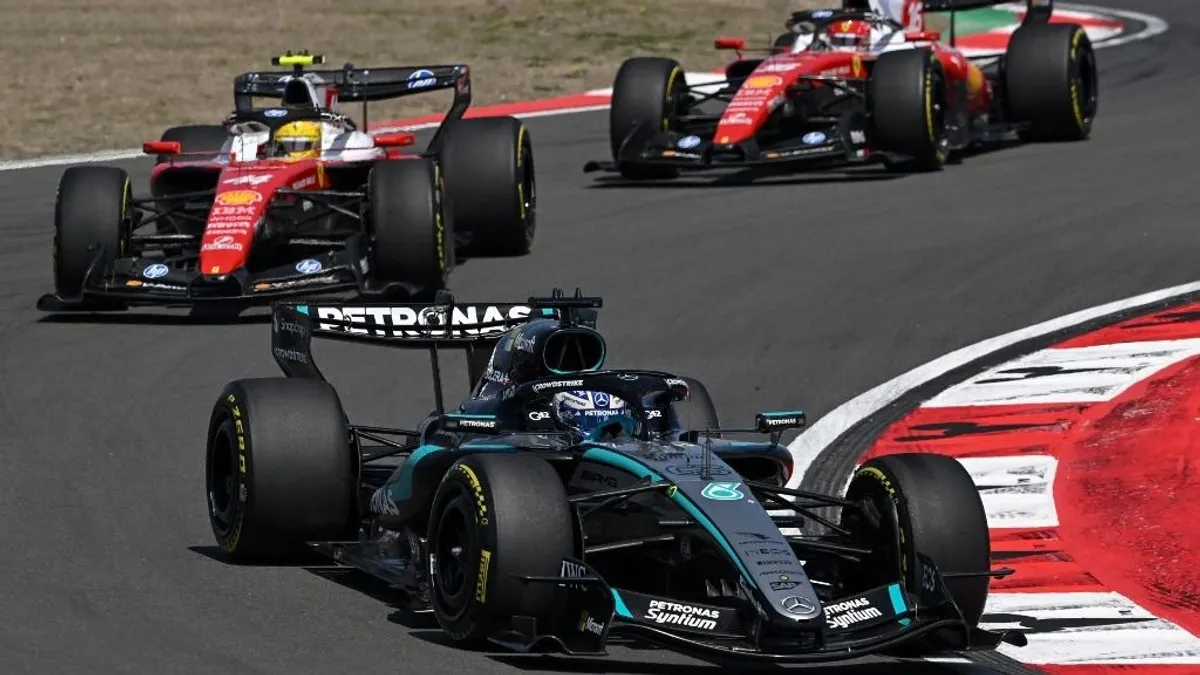 A Forma-1 első idei sprintfutamán rengeteg előzés volt, de egy büntetés hozott fordulatot