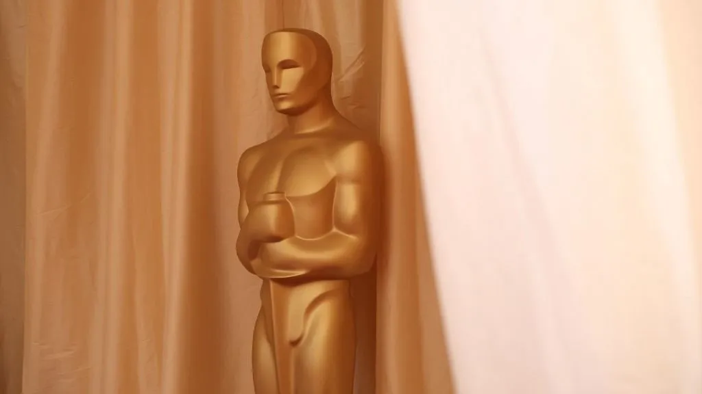 Botrányosan viselkedtek a sztárok az Oscar-gálán: eldobált palackok, szemetelés és felháborító viselkedés (A kép illusztráció), An Oscar statue is seen ahead of the 98th Annual Academy Awards at the Dolby Theatre in Hollywood, California, on March 14, 2026. (Photo by ANGELA WEISS / AFP)