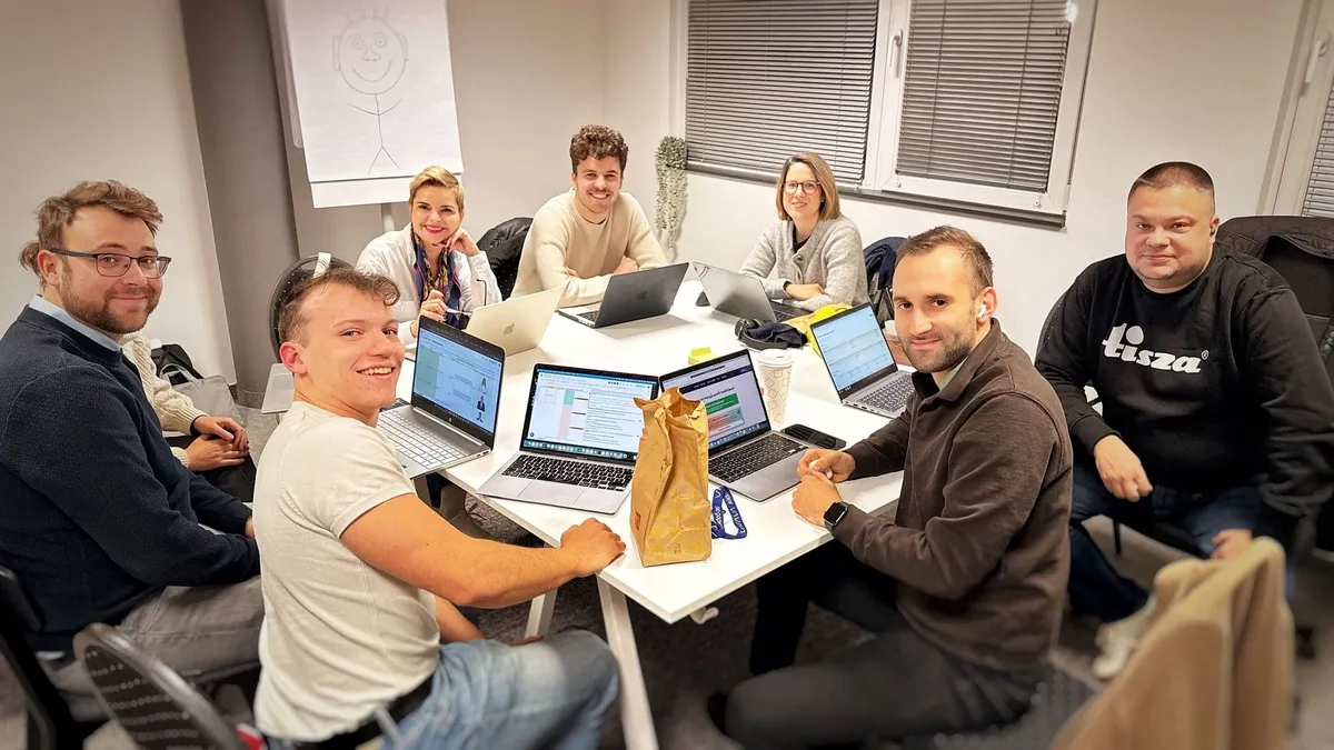 Az Index még egy 2025 novemberében a Tisza hivatalos Facebook-oldalán közzétett fotón is megtalálta „Buddhát”, amint a párt irodájában egy tiszás pulcsiban éppen Magyar Péterék jelöltválasztásán dolgozik.