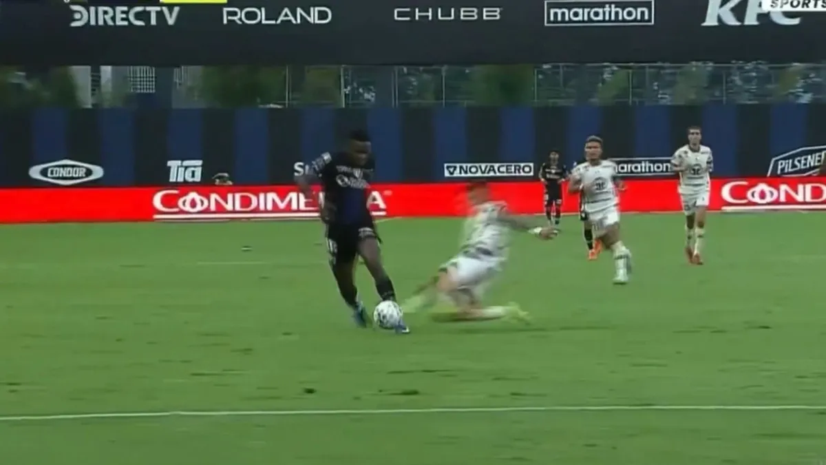 Brutális becsúszás után tömegbunyó alakult ki a futballmérkőzésen – videó