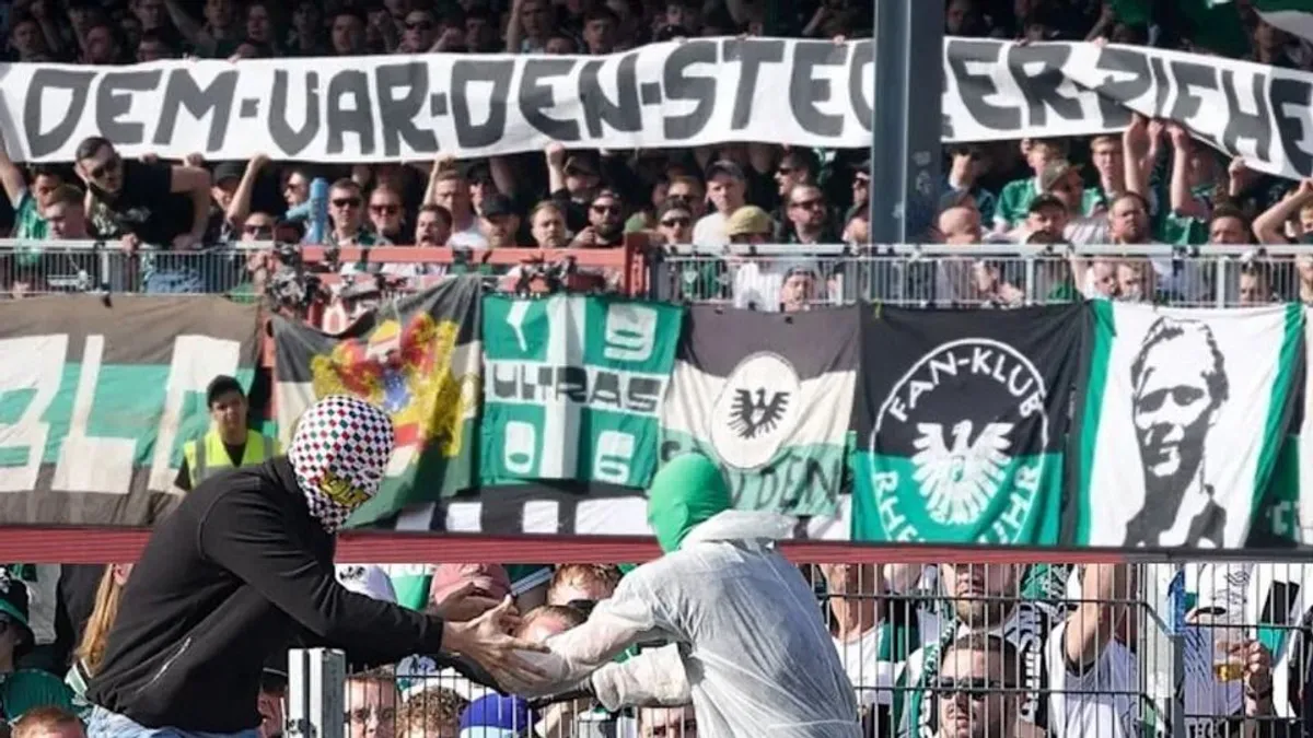 Megbabrálta a VAR-monitort egy szurkoló Dárdaiék meccsén - videó