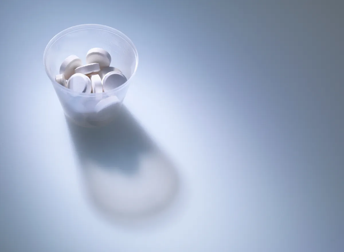 Az aszpirin napi szintű szedése az átlagemberek esetében több kárt okozhat, mint hasznot.