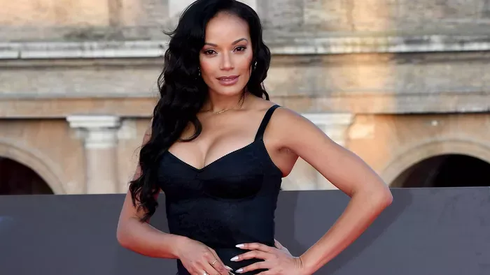 A gyönyörű, kajmán-szigeteki szupermodell, Selita Ebanks félmeztelenül állt a kamera elé – durván szexi fotógaléria