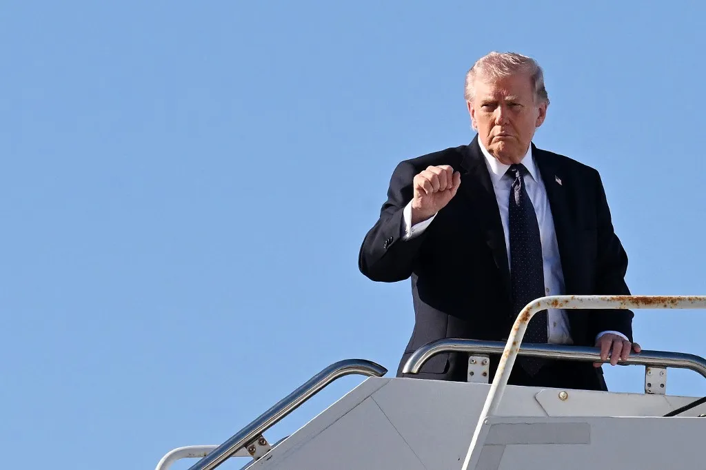 Donald Trump amerikai elnök felszáll az Air Force One fedélzetére a Palm Beach-i nemzetközi repülőtéren 2026. március 1-jén