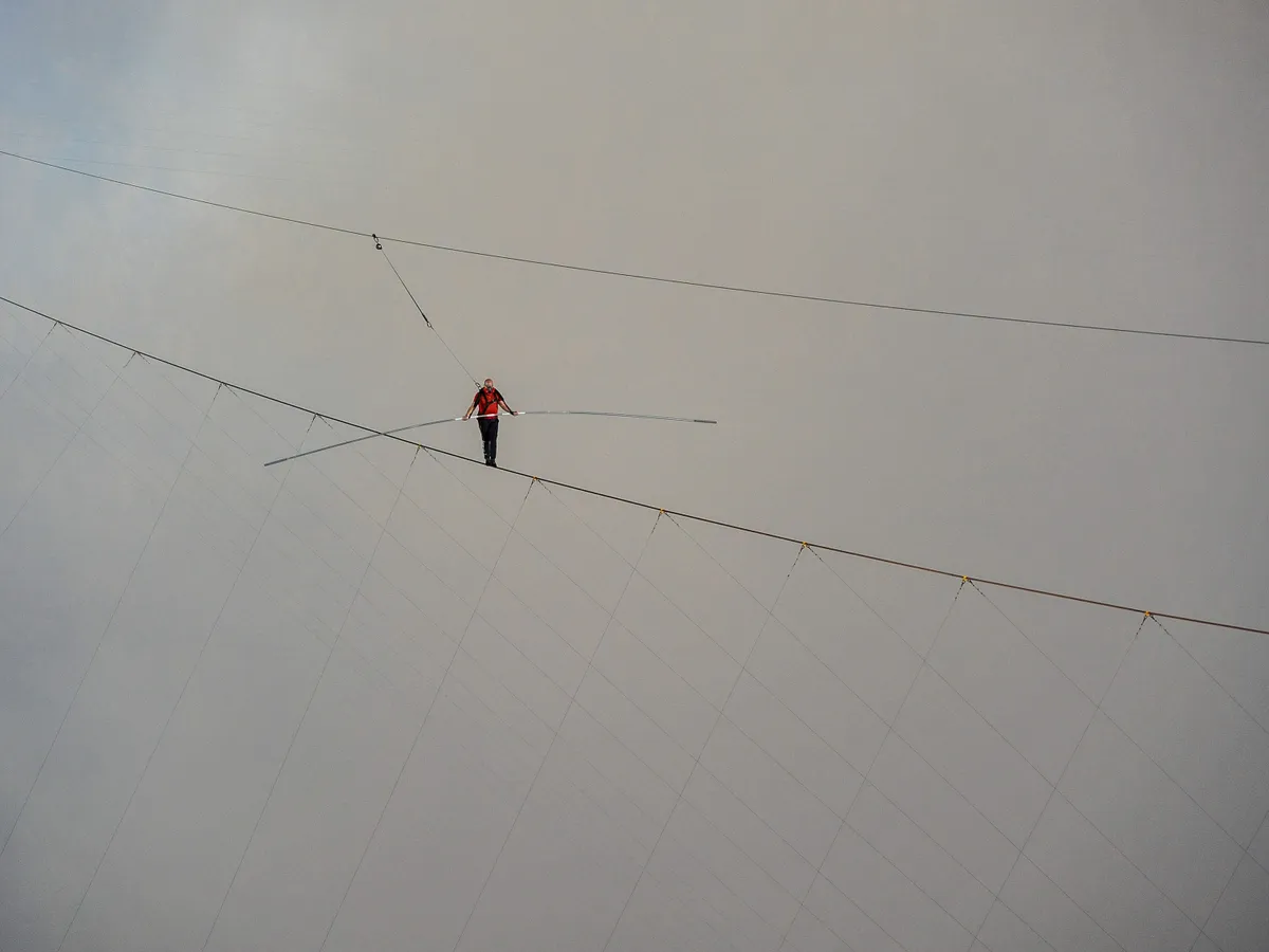 Nik Wallenda 31 percen át sétált az aktív Masaya-vulkán felett – a lába alatt 1100 fokos lávató fortyogott.