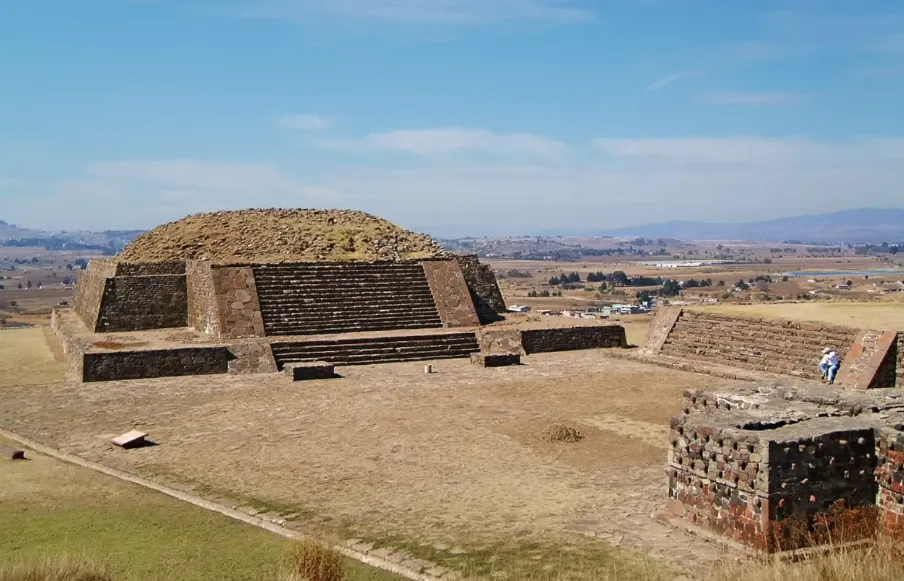 A Tecaxic-Calixtlahuaca-fej néven ismert leletet 1933-ban fedezték fel egy lezárt prehiszpán sírban, több sértetlen réteg alatt, ami arra utal, hogy elhelyezése után a temetkezést nem bolygatták meg.