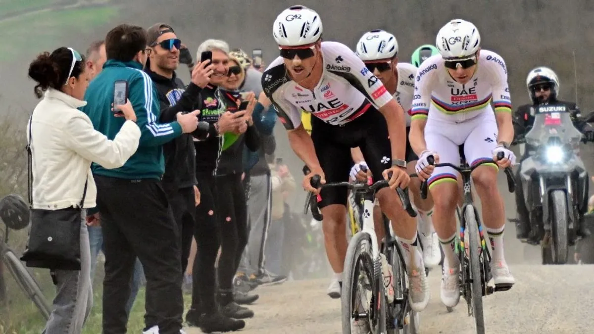 Videón, ahogy eltévedt a Strade Bianche kerékpáros verseny élmezőnye