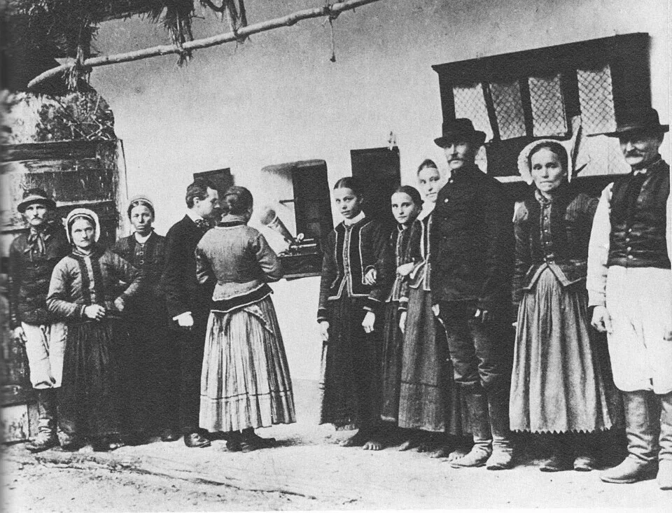 Bartók Béla népdalgyűjtés közben, falusiak körében