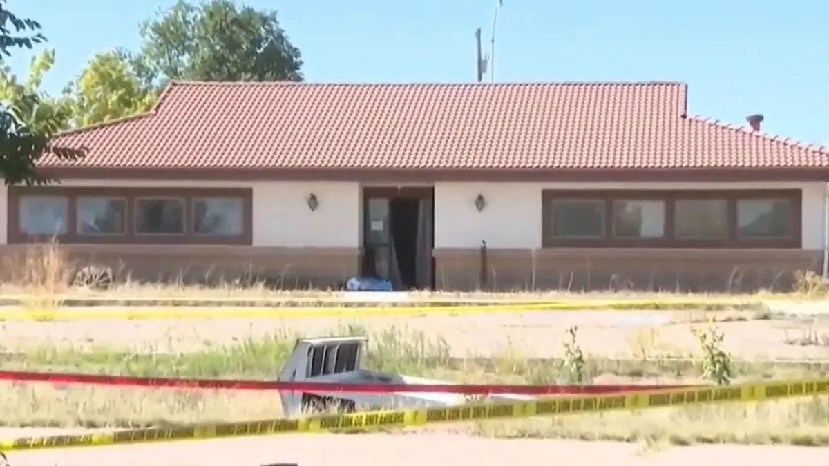 Hamis hamvakat kaptak a családok - A temetkezési vállalat épülete, ahonnan előkerült a 189 holttest