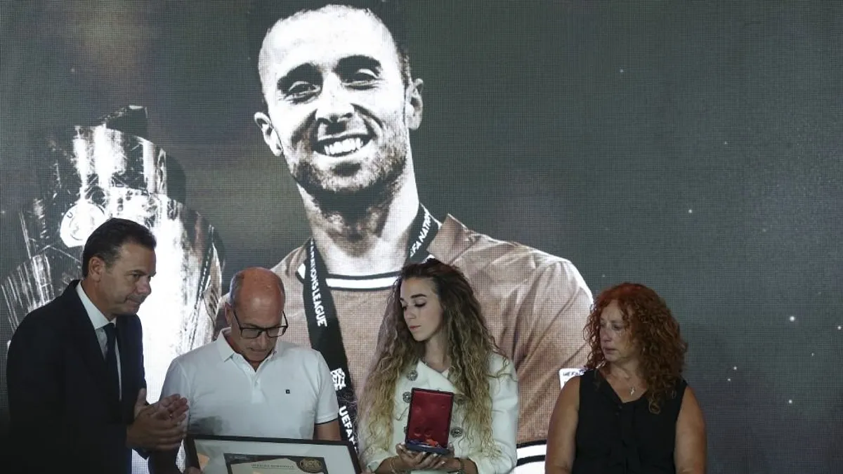 Olyan dologgal tisztelgett halott férje előtt Jota özvegye, amitől elnémult a tömeg