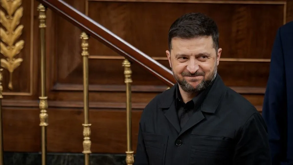 MADRID, SPAIN - NOVEMBER 18: Ukraine’s President Volodymyr Zelenskyy is received at the Congress of Deputies by Congress President Francina Armengol and Senate President Pedro Rollan during his official visit to Spain on November 18, 2025. Diego Radames / Anadolu (Photo by Diego Radames / Anadolu via AFP)