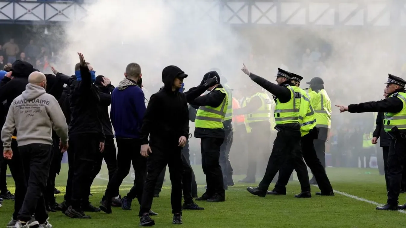 Elözönlötték a pályát, verekedés tört ki a tizenegyespárbaj után - videó Kép
