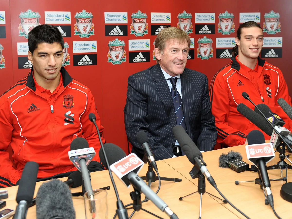 Liverpool 's Scottish manager Kenny Daglish (C) attends a press conference with new signings Uruguayan striker Luis Suarez (L) and English striker Andy Carroll at Anfield, Liverpool, northwest England, on February 3, 2011. Liverpool manager Kenny Dalglish promised more to come from Luis Suarez after revealing the Uruguay striker had not even trained with his new side before marking his Premier League debut with a goal. Suarez ensured Liverpool supporters, dejected by the loss of Fernando Torres to Chelsea on Monday, had a new hero after coming off the substitutes' bench to score in the 2-0 victory over Stoke at Anfield on Wednesday. AFP PHOTO/ ANDREW YATES

RESTRICTED TO EDITORIAL USE Additional licence required for any commercial/promotional use or use on TV or internet (except identical online version of newspaper) of Premier League/Football League photos. Tel DataCo +44 207 2981656. Do not alter/modify photo 

. (Photo by ANDREW YATES / AFP)
