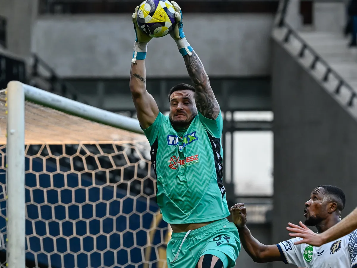 Felcsút, 2026. március 1.
Joel Fameyeh, a Puskás Akadémia FC (j) és Kovács Dániel, a Nyíregyháza Spartacus FC játékosa a labdarúgó Fizz Liga 24. fordulójában játszott Puskás Akadémia FC-Nyíregyháza Spartacus FC mérkőzésen a felcsúti Pancho Arénában 2026. március 1-jén.
MTI/Vasvári Tamás