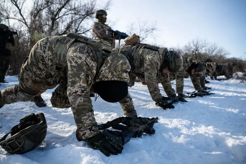 Ukrajnában utánpótlási gondokkal küzd a hadsereg, a hadköteles korú férfiak inkább elmenekülnek az országból