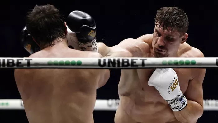 Így torzult el az arca a világbajnok harcosnak, miután egy erősember megütötte – videó