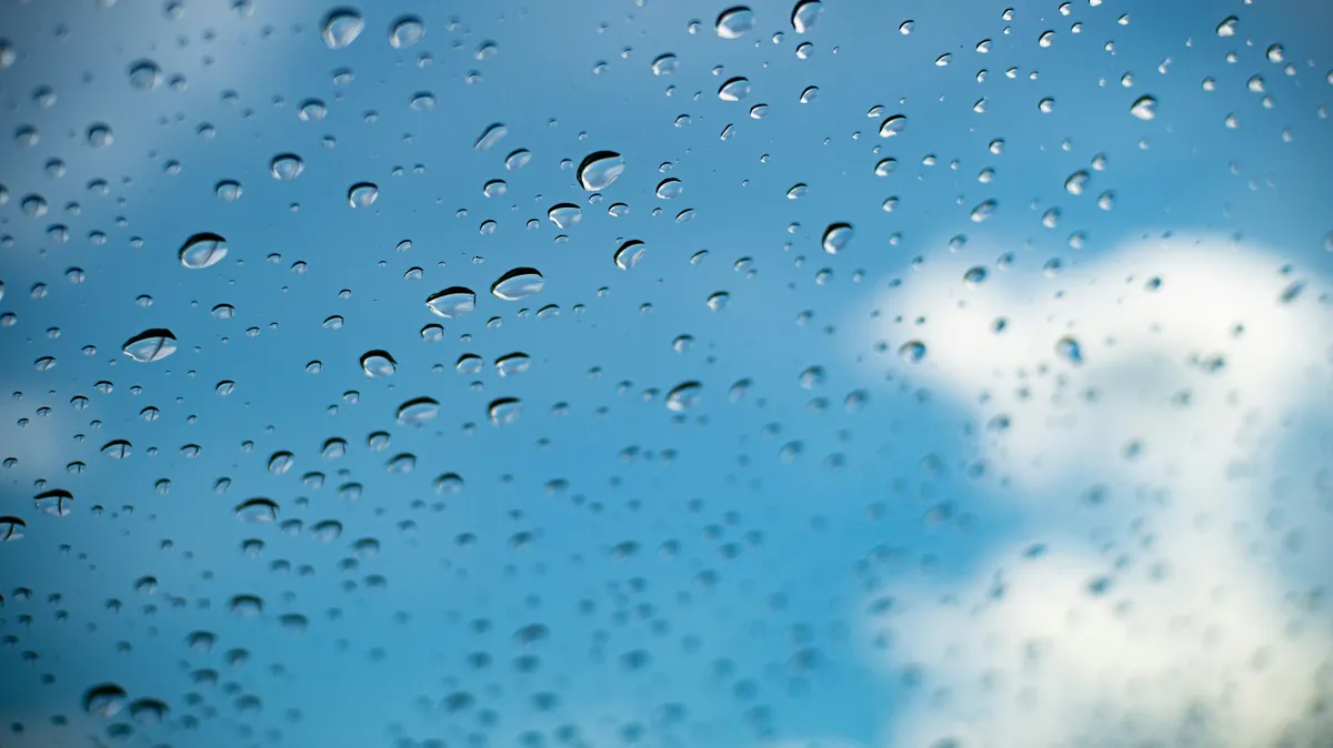 A csütörtöki időjárást fátyolfelhők és gomolyfelhők jellemzik, elszórtan zivatarok is kialakulhatnak.