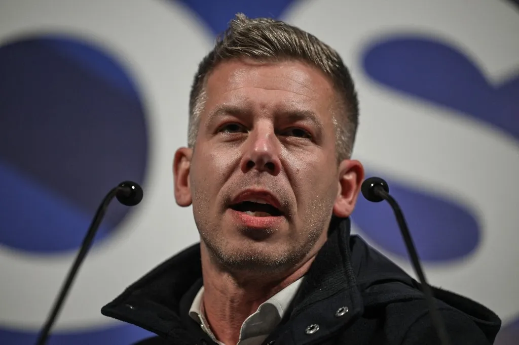 EGER, HUNGARY  MARCH 3: 
Hungarian opposition leader Peter Magyar, chairman of the Tisza (Respect and Freedom) Party, addresses a large crowd during a campaign stop in Eger on March 3, 2026. (Photo by Artur Widak/NurPhoto) (Photo by Artur Widak / NurPhoto via AFP)
