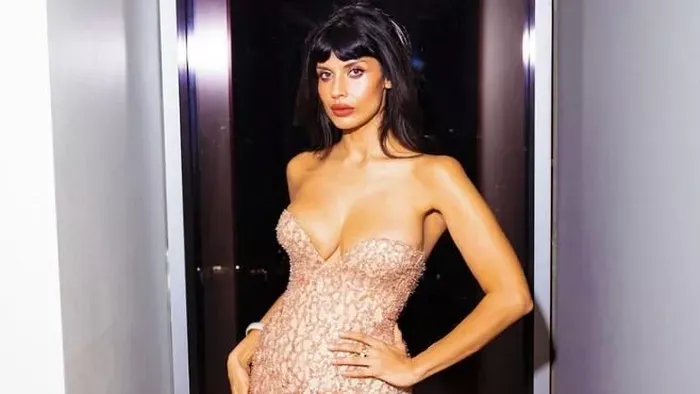 Hosszú lábak, domináns tekintet – az egzotikus szépségű Jameela Jamil keményen villant