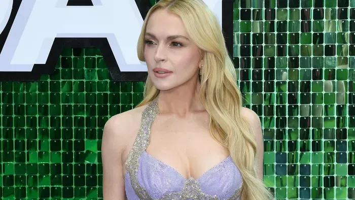 Szőkésvörös haj, brutál hajlatok, dögös mellek – Lindsay Lohan most tényleg tarol a képeivel