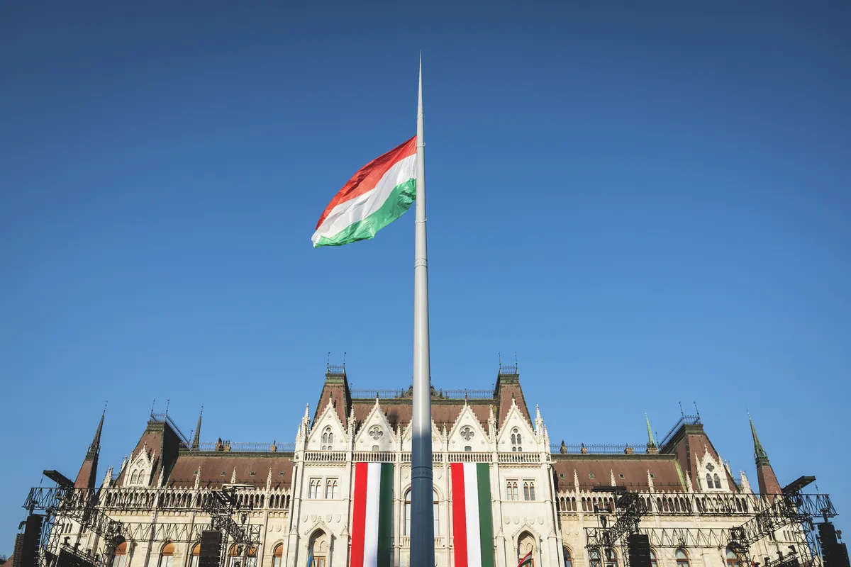 A Himnusz lélekemelő hangjai mellett a díszzászlóalj katonái vonták fel a lobogót az az 1848-49-es forradalom és szabadságharc tiszteletére, annak 178. évfordulóján a Kossuth téren, Március 15., Március15., Nemzeti ünnep, Nemzetiünnep, 