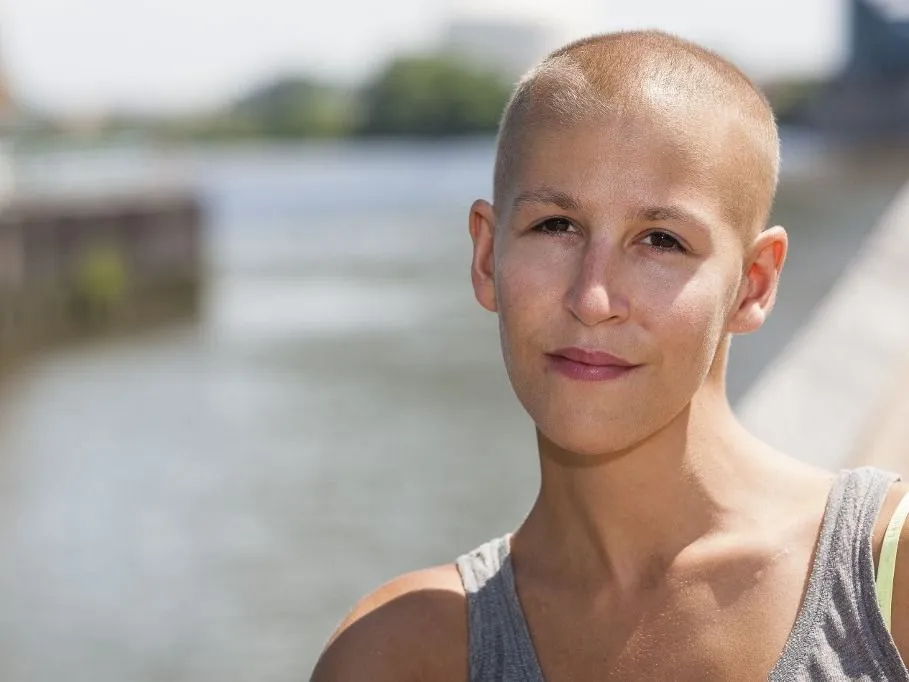 rák Portrait of calm young female cancer survivor (Photo by Zave Smith / Connect Images via AFP)