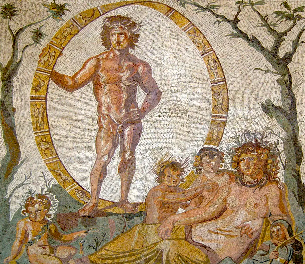 Antik mozaik Uranosszal és Gaiával: álló férfialak zodiákus-kör előtt, mellette fekvő nőalak és kisebb mitológiai figurá