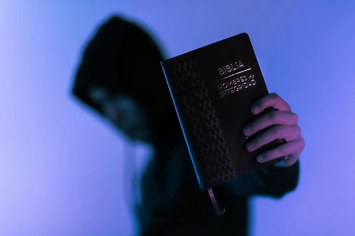 Nem találta meg a Bibliába rejtett pénzt a fiatalkorú rabló