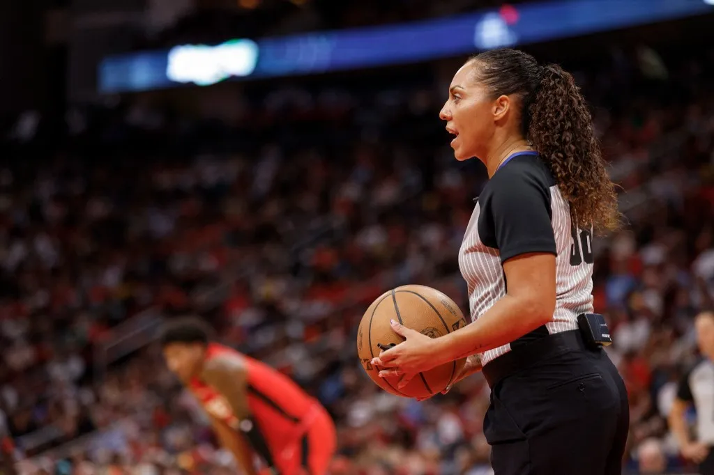 Az NBA női játékvezetője, Sha'Rae Mitchell pórul járt a Hawks-Nets meccsen