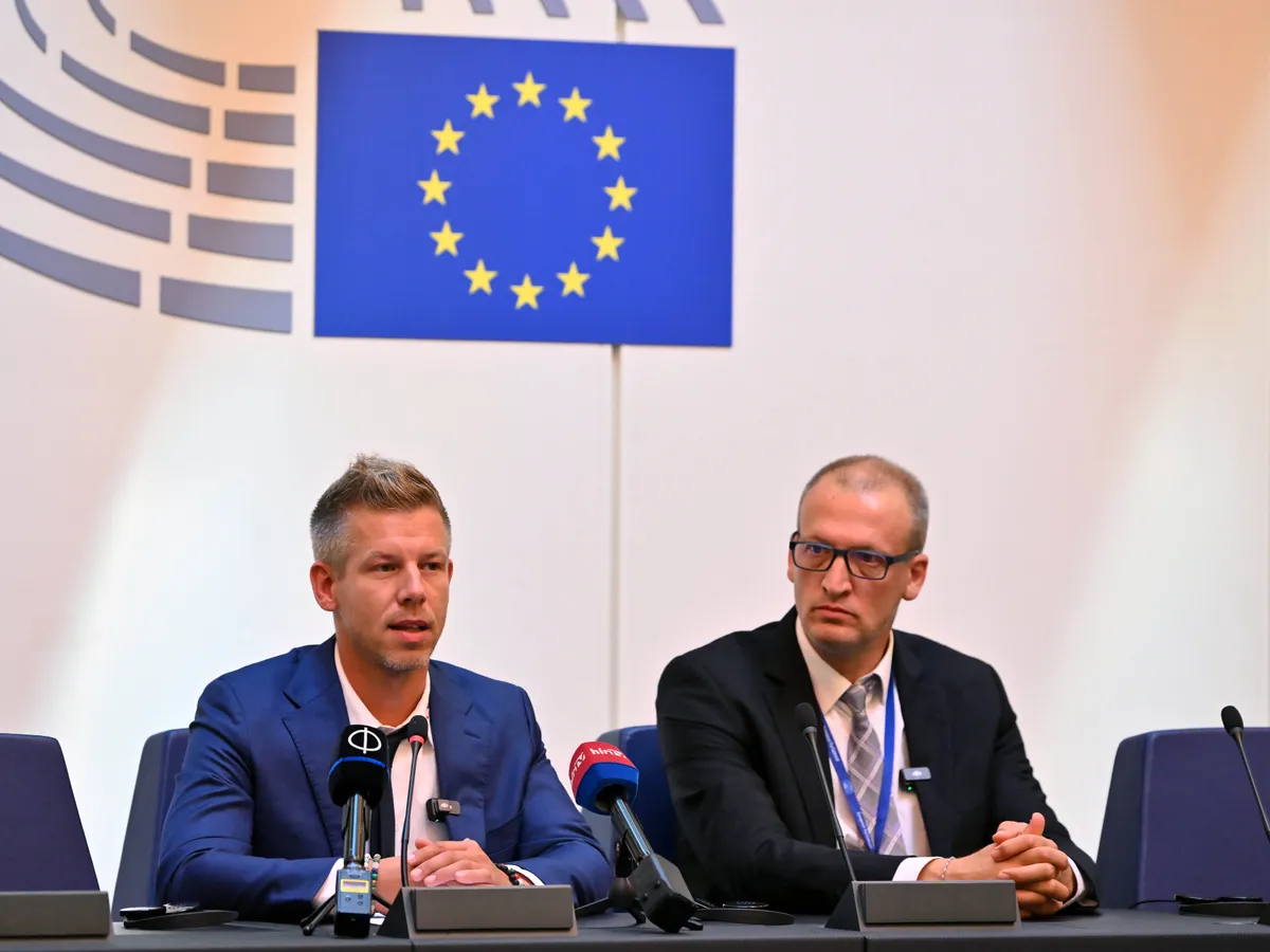 Tarr Zoltán, Magyar Péter, TarrZoltán, MagyarPéter, Tisza Párt, TiszaPárt, Strasbourg, 2024. július 16.Magyar Péter, a Tisza Párt EP-képviselője (b) és Tarr Zoltán, a párt EP-delegációjának vezetője sajtótájékoztatót tart Strasbourgban a júniusi választások eredményeképpen létrejövő Európai Parlament (EP) alakuló ülésének napján, 2024. július 16-án.MTI/Purger Tamás