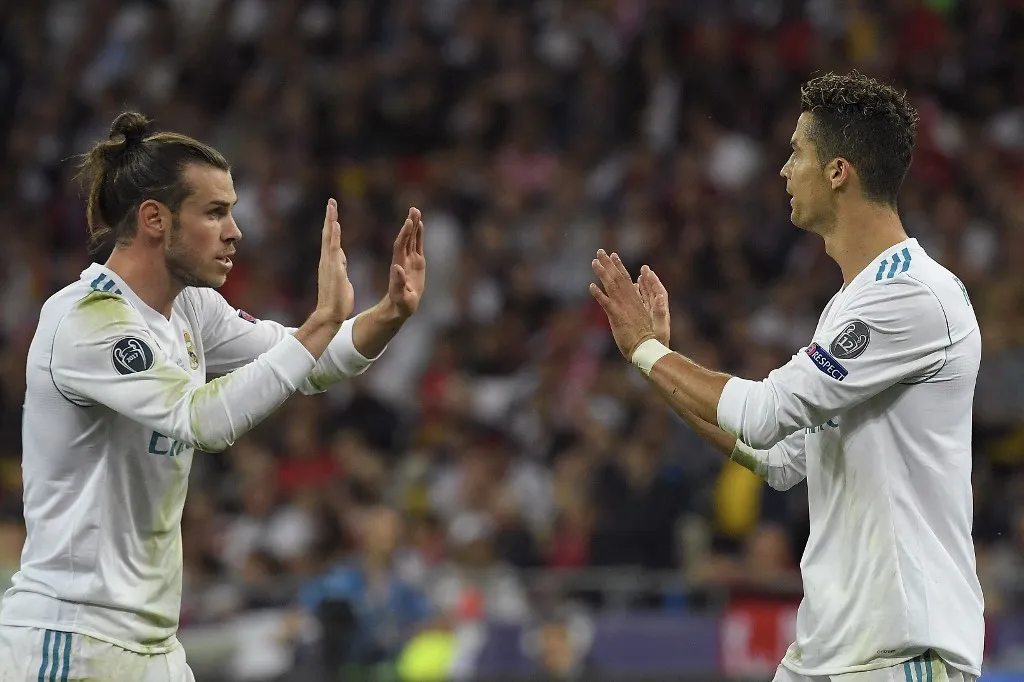 Real Madrid's Welsh forward Gareth Bale (L) celebrates with Real Madrid's Portuguese forward Cristiano Ronaldo during the UEFA Champions League final football match between Liverpool and Real Madrid at the Olympic Stadium in  Kiev, Ukraine on May 26, 2018. (Photo by LLUIS GENE / AFP)