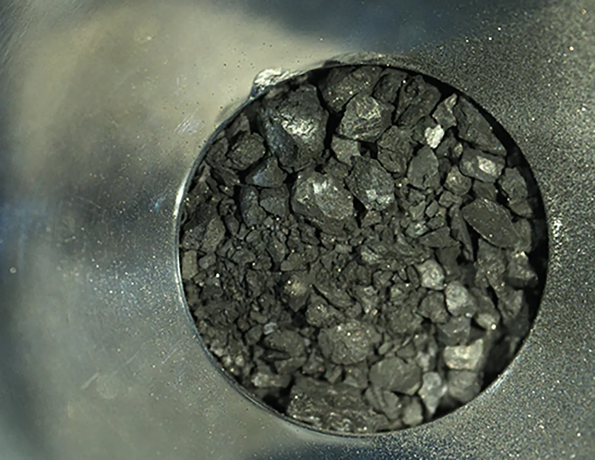 A Ryugu aszteroida felszínéről származó mintákban azonosított földönkívüli szerves molekulák – köztük a DNS építőkövei – kulcsfontosságúak lehetnek a földi élet eredetének megértésében.