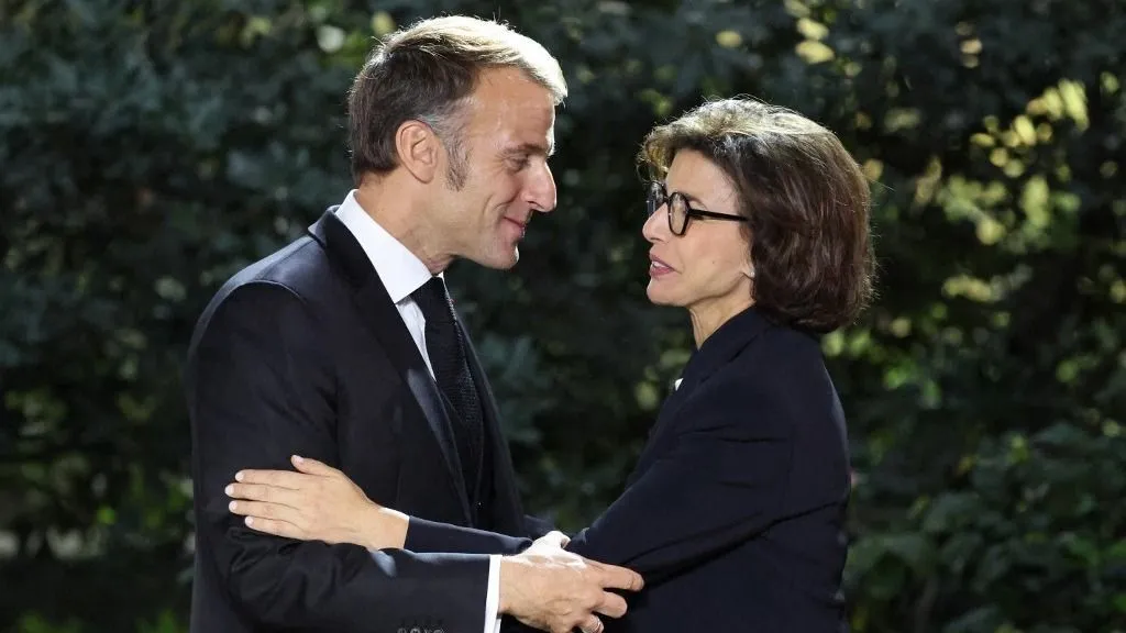 Kritikusai szerint a politikus tudatos stratégia részeként csatlakozott Macron kormányához